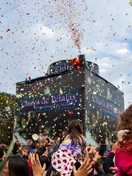 Grupo Girotrip em festa com chuva de pétalas