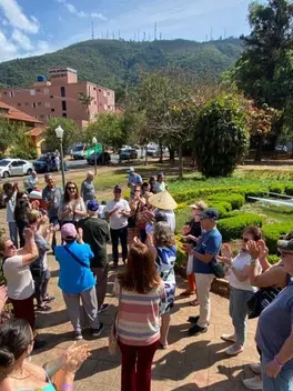 Grupo Girotrip reunido em praça durante excursão